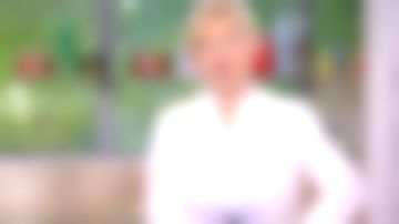 La camisa jacquard blanca, cuello recto de Anne-Élisabeth Lemoine en C à Vous el 24.04.2020