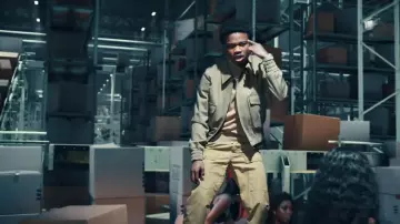 Ami Paris Patch Poches Zippées Veste portée par Roddy Ricch dans UPS scène dans son La Boîte Officiel de la Musique de la Vidéo
