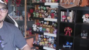 La figura funko pop del genio en Aladdin de LinksTheSun en su video The Resurrected Fiend - WrestleMania 36 Review