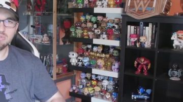 Figura funko pop bambi de LinksTheSun en su video The Resurrected Fiend - WrestleMania 36 Review