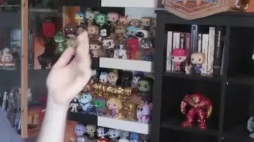 The figurine Funko Pop of Happy in Snow White of LinksTheSun in his video The Fiend risen - Balance sheet WrestleMania 36