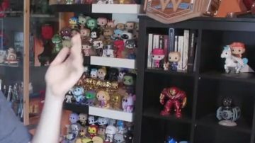 La figura Funko Pop de Yzma en LinksTheSun's Kuzko en su video The Resurrected Fiend - WrestleMania 36 Review