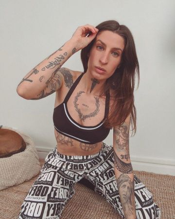 Le pantalon noir et blanc Obey porté par Camille sur son compte Instagram @holycamille
