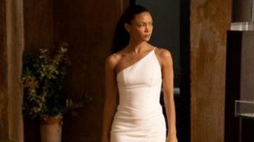 Robe blanche portée par Maeve Millay (Thandie Newton) dans Westworld