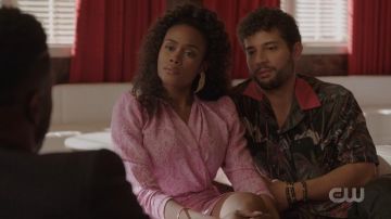 Stine Goya Robe Rose porté par Mia (Shannon Thornton) comme on le voit dans la Dynastie (S03E18)