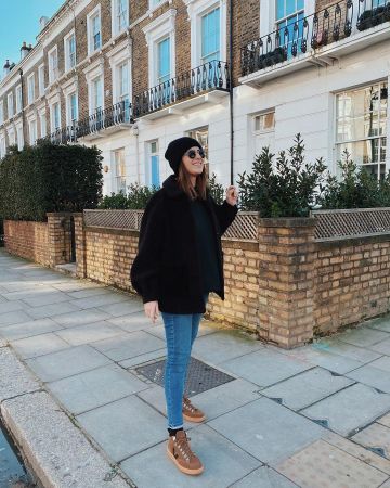 Ro­raima Mid-Top Sneak­ers of Lily Pebbles on the Instagram account @lilypebbles