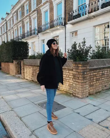 Ro­raima Mid-Top Sneak­ers of Lily Pebbles on the Instagram account @lilypebbles