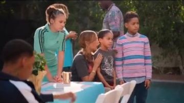 Suéter pullover a rayas usado por Pops Barris (Justin Claiborne) en #blackAF Temporada 1 Episodio 5