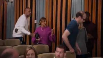 Knited Chandail porté par Joya Barris (Rashida Jones) dans #blackAF Saison 1 Épisode 5