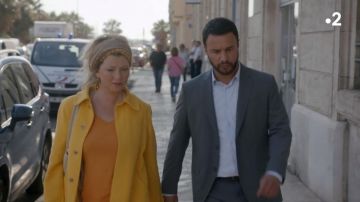 El abrigo amarillo de Candice Renoir (Cécile Bois) en Candice Renoir (S08)