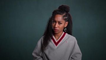 Sudadera gris usada por Drea Barris (Iman Benson) en #blackAF Temporada 1 Episodio 5