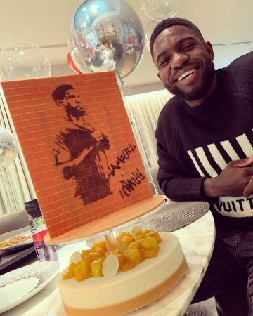 Le pull col ras-du-cou Louis Vuitton Bar­code porté par Samuel Umtiti sur son compte Instagram @samumtiti