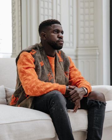 Le sweatshirt Louis Vuitton Full Mo­no­gram orange porté par Samuel Umtiti sur son compte Instagram @samumtiti