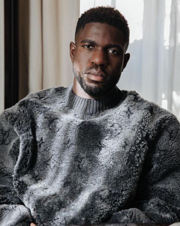 Le pull en peau de mou­ton Louis Vuitton Mo­no­gram porté par Samuel Umtiti sur son compte Instagram @samumtiti