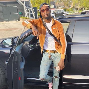 The vest Palm Angels worn by Dopebwoy on his account Instagram @dopebwoy 