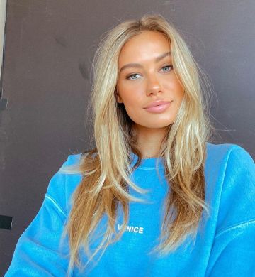 La sudadera azul de Venecia que lleva Ellie Jamrozy en su cuenta de Instagram @elizabethjamrozy