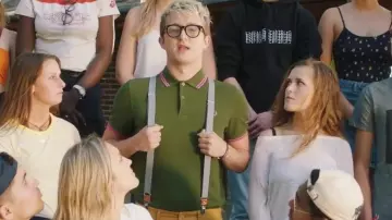 Le polo vert Fred Perry porté par Vald dans le clip Bizarre de Lorenzo