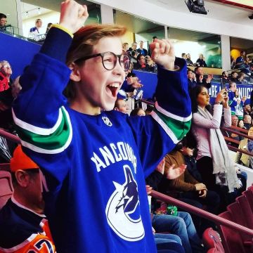 Le sweatshirt bleu de l'équipe de Vancouver de Jacob Tremblay sur son compte Instagram @jacobtremblay