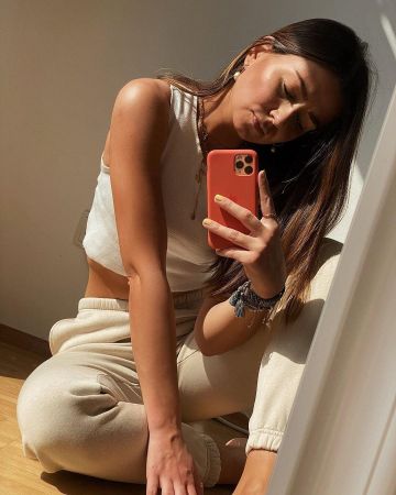 The crop Top White Veronique Sophie on his account Instagram @veroniquesophie