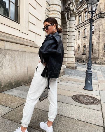 The jacket biker jacket loose black leather Veronique Sophie on his account Instagram @veroniquesophie