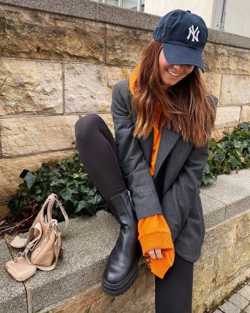 La gorra azul New Era de Veronique Sophie en su cuenta de Instagram @veroniquesophie