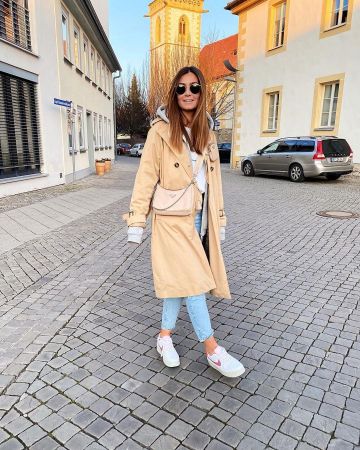 The bag Prada Beige Veronique Sophie on his account Instagram @veroniquesophie