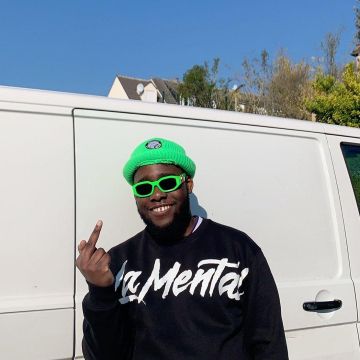 Les lunettes de soleil Versace portées par OhMonDieuSalva sur son compte Instagram @ohmondieusalva