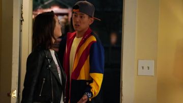 La Saison de bloc de couleur de la Veste portée par Miggy Parc (Jake Choi) dans un Seul des Parents (S02E03)