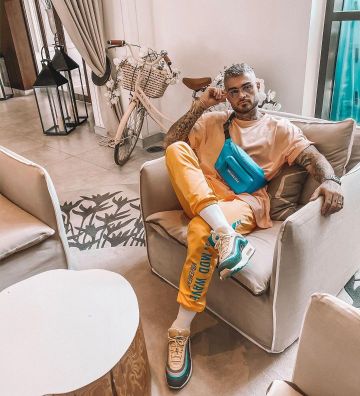 El plátano Balenciaga Azul que lució Thibault García en su cuenta de Instagram @thibaultgarcia