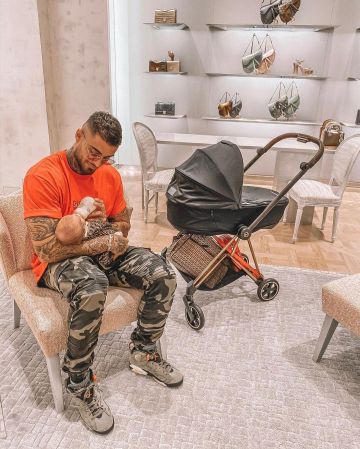 Sneakers Nike Jordan 6 Retro Travis Scott worn by Thibault Garcia on his account Instagram @thibaultgarcia