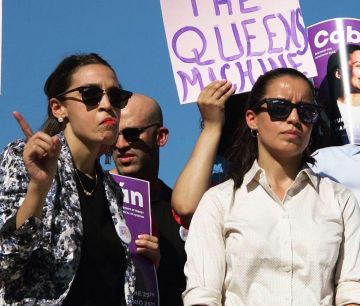 Black Clubmaster Ray-Ban worn by Alexandria Ocasio-Cortez on the Instagram account @aoc