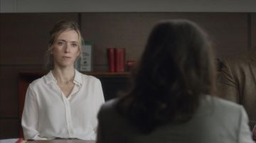La camisa blanca que lleva Miriam Besson (Léa Drucker) en Hasta la guardia