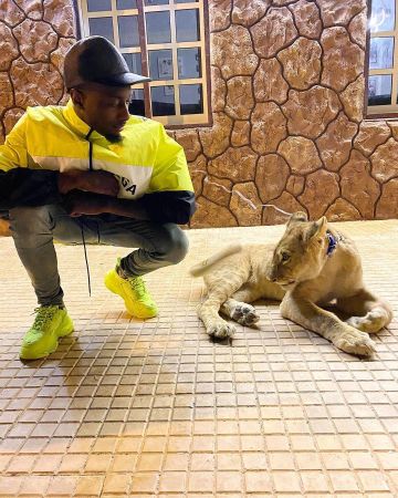 El par de zapatillas Balenciaga amarillas neón que lleva Dopebwoy en su cuenta de Instagram @dopebwoy