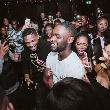 The t-shirt Moncler worn by David Omoregie on his account Instagram @santandave 