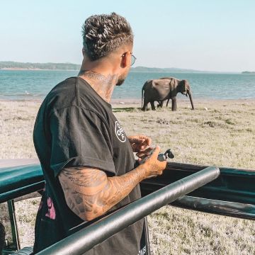 Le t-shirt noir Off-White de Thibault Garcia sur son compte Instagram @thibaultgarcia