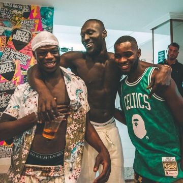 The basketball jersey Bape of the Boston Celtics worn by David Omoregie on his account Instagram @santandave 