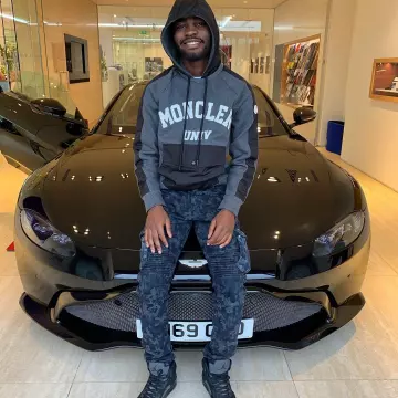 Le sweatshirt à capuche Moncler Univ porté par David Omoregie  sur son compte Instagram @santandave 