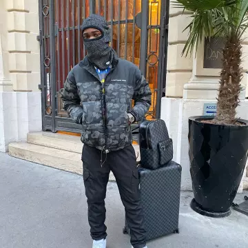 Le pantalon cargo Stone Island porté par David Omoregie sur son compte Instagram @santandave 