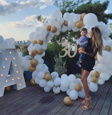 Las sandalias de tacón beige de Sonia Tlev en su cuenta de Instagram @soniatlevfitness