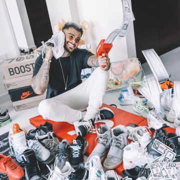 The pair of Nike Jordan 1 Retro High Off-White University Blue Thibault Garcia on his account Instagram @thibaultgarcia