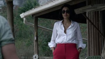 Ray-Ban Aviator sunglasses in black worn by Nik Khan (Golshifteh Farahani) as seen in Extraction