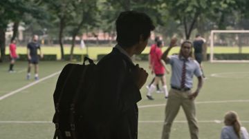 Her­schel Black Back­pack worn by Ovi Ma­ha­jan (Rudhraksh Jaiswal) as seen in Extraction