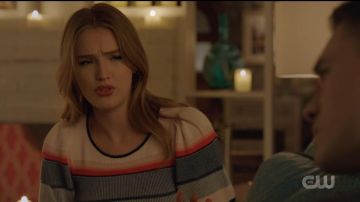Pull rayé porté par Kirby Anders (Maddison Brun) dans Dynastie (S03E18)