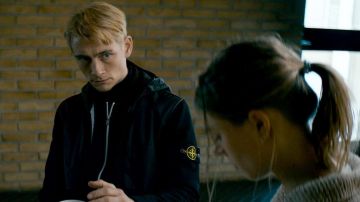 La veste zippée Stone Islande portée par Nicky (Esben Smed Jensen) dans la série Follow the Money : Les Initiés (Saison 3)