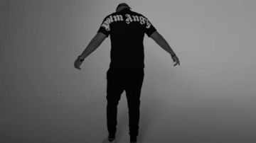 The black t-shirt Palm Angels Hornet Strikes in his clip Gardav