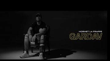 Las zapatillas blancas adidas Originals Ozweego de Hornet La Frappe en su clip Gardav 