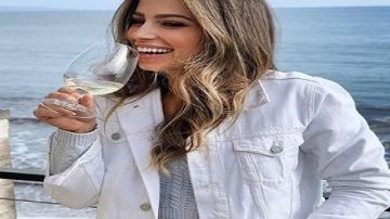 Chaqueta blanca recortada usada por Kristina Schulman en The Bachelor Temporada 24
