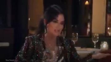 Sequin Blazer Rayé porté par Kyle Richards Au Real Housewives de Beverly Hills Saison 10 Épisode 2