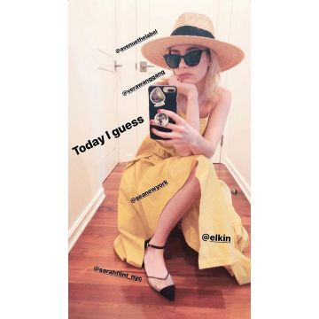 Sarah Flint Parker Flats usado por Emma Roberts Instagram Story 26 de abril de 2020