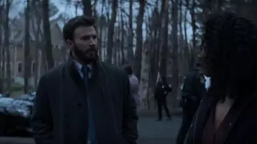 Gris Entonnoir Cou Manteau porté par Andy salon de coiffure (Chris Evans) dans la Défense de Jacob Saison 1 Épisode 1